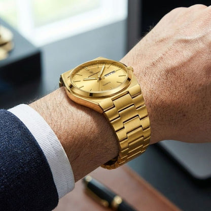 Relógio masculino Poedagar Magnate Oro Imperiale em aço inoxidável, mostrador dourado — outro ângulo
